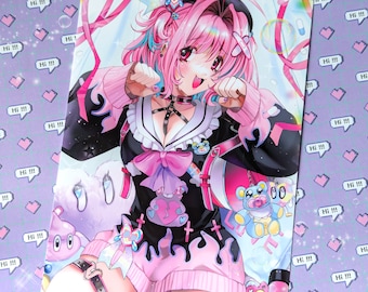 Puede incluir: Ilustración de estilo anime con un personaje de pelo rosa y un atuendo negro y rosa. El personaje sonríe y hace un gesto de gato. La imagen tiene una estética linda con corazones y el texto "Hi!!!" en el fondo.