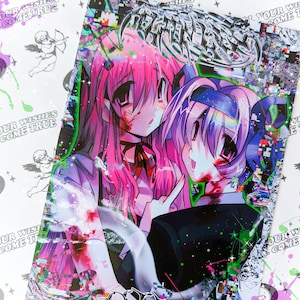 Op de afbeelding: Een digitale kunstprint met twee animemeisjes met roze en paars haar. De meisjes worden afgebeeld met bloederige wonden en zijn omringd door een glitchy, gepixelde achtergrond. De tekst "All your wishes will come true" wordt herhaald op de print.
