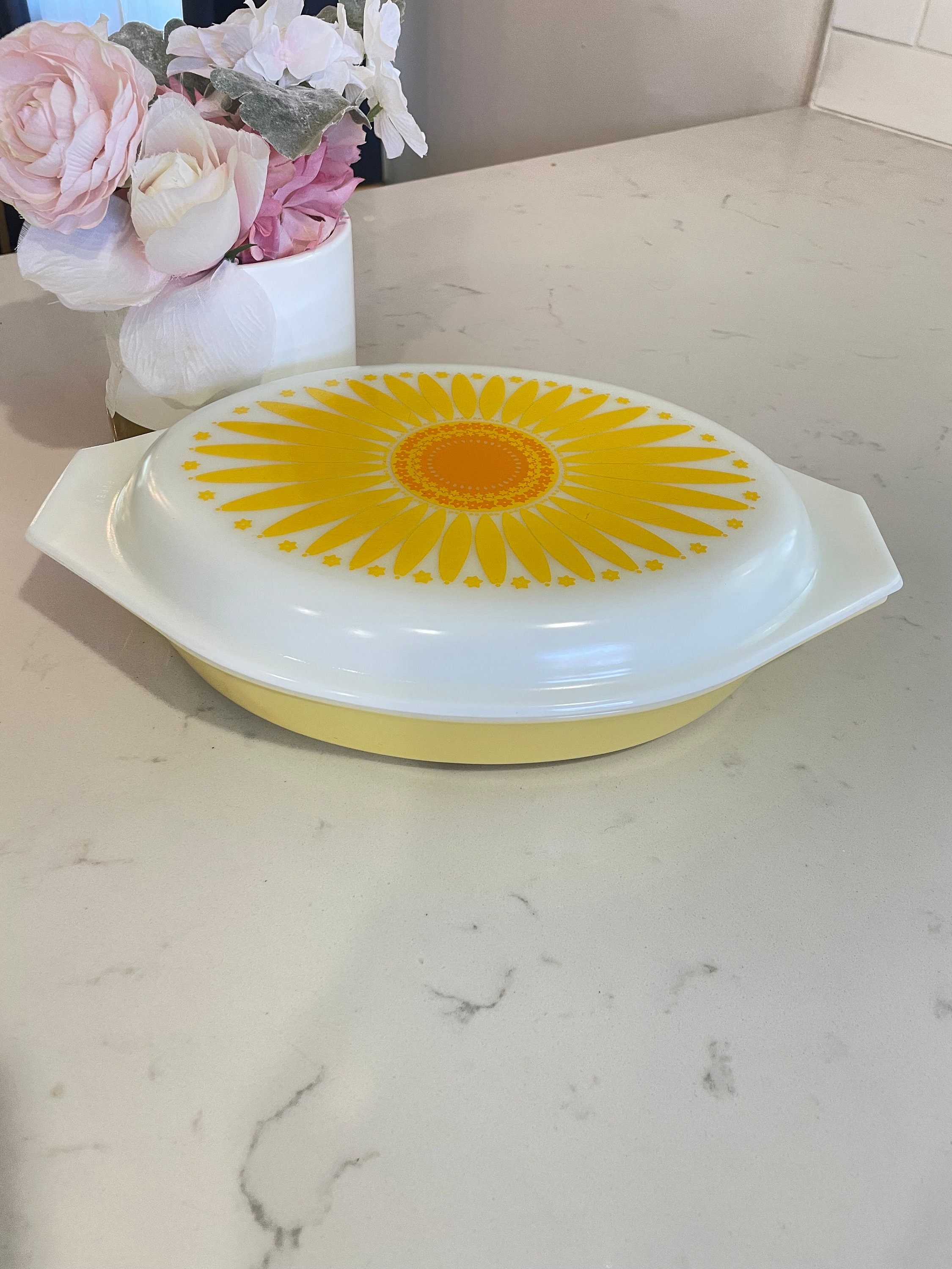 Vintage Pyrex Daisy Divided Casserole With Lid, 1 1/2 Quart