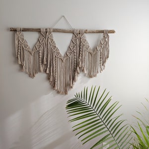 Grande decoração de parede em macramê sobre madeira flutuante: decoração boho para casa