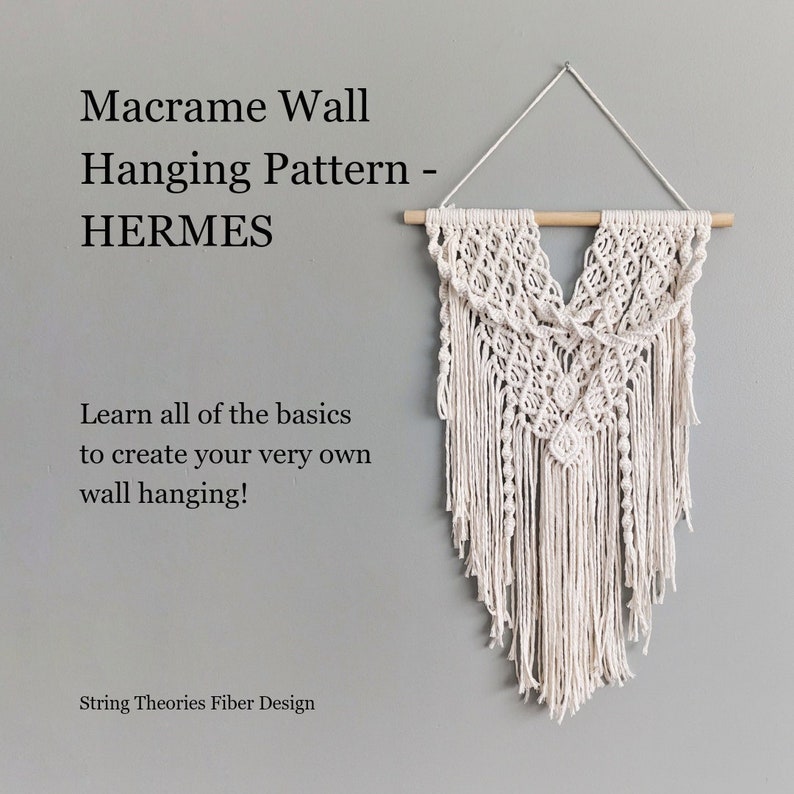 K&ouml;nnte beinhalten: Ein wei&szlig;er Makramee-Wandbehang mit einem Holzstab oben. Der Behang hat die Form eines V und eine Franse unten. Der Text "Macrame Wall Hanging Pattern - HERMES" befindet sich oben im Bild. Der Text "Learn all of the basics to create your very own wall hanging!" befindet sich in der Mitte des Bildes. Der Text "String Theories Fiber Design" befindet sich unten im Bild.
