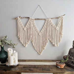 Suspensão de parede Macrame Boho em madeira flutuante, arte de parede acima da cama e do sofá, tapeçaria de macramê de algodão, macramê moderno contemporâneo