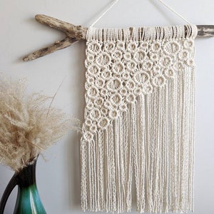 Tapeçaria moderna de suspensão de parede com bolhas de creme de macramê em madeira flutuante, suspensão de parede em círculo geométrico, arte contemporânea em fibra com franjas