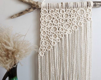 Macrame Cream Bubbles Modern Wall Hanging Tapestry op Driftwood, Geometrische Circle Wall Hanging, Contemporary Fringed Fiber Art