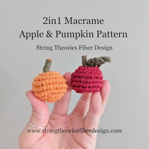 Pode incluir: Duas criações de macramé: uma abóbora laranja e uma maçã vermelha. A maçã e a abóbora são seguradas em uma mão. O texto diz "2in1 Macrame Apple & Pumpkin Pattern" e "String Theories Fiber Design" com um endereço de site.