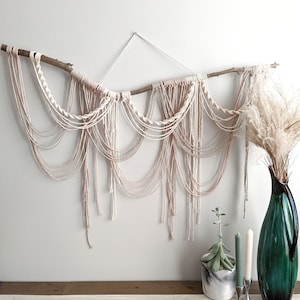 Tapeçaria de parede em macramê drapeada sobre madeira flutuante, tapeçaria de parede contemporânea, arte em fibra ombré, tapeçaria de parede em macramê moderno, decoração acima da cama e do sofá