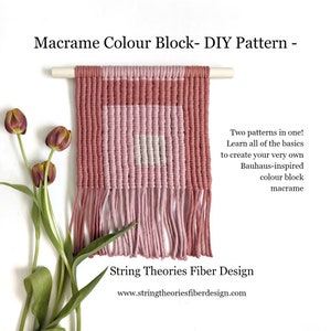 Könnte beinhalten: Makramee-Wandbehang mit Farbblock-Design in Rosa- und Mauve-Tönen, an einer Holzstange aufgehängt. Der Text "Macrame Colour Block - DIY Pattern" steht oben. Unten steht der Text "String Theories Fiber Design".