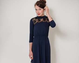 robe en jersey bleu foncé « Blue Moon » avec dentelle