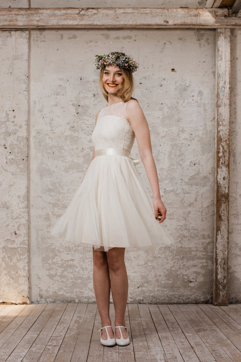 Wedding dress Bell short made of lace and tulle image 2