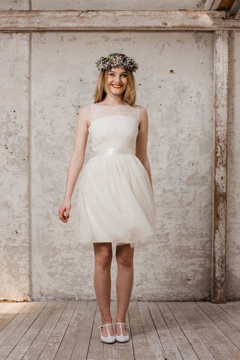 Wedding dress Bell short made of lace and tulle image 1