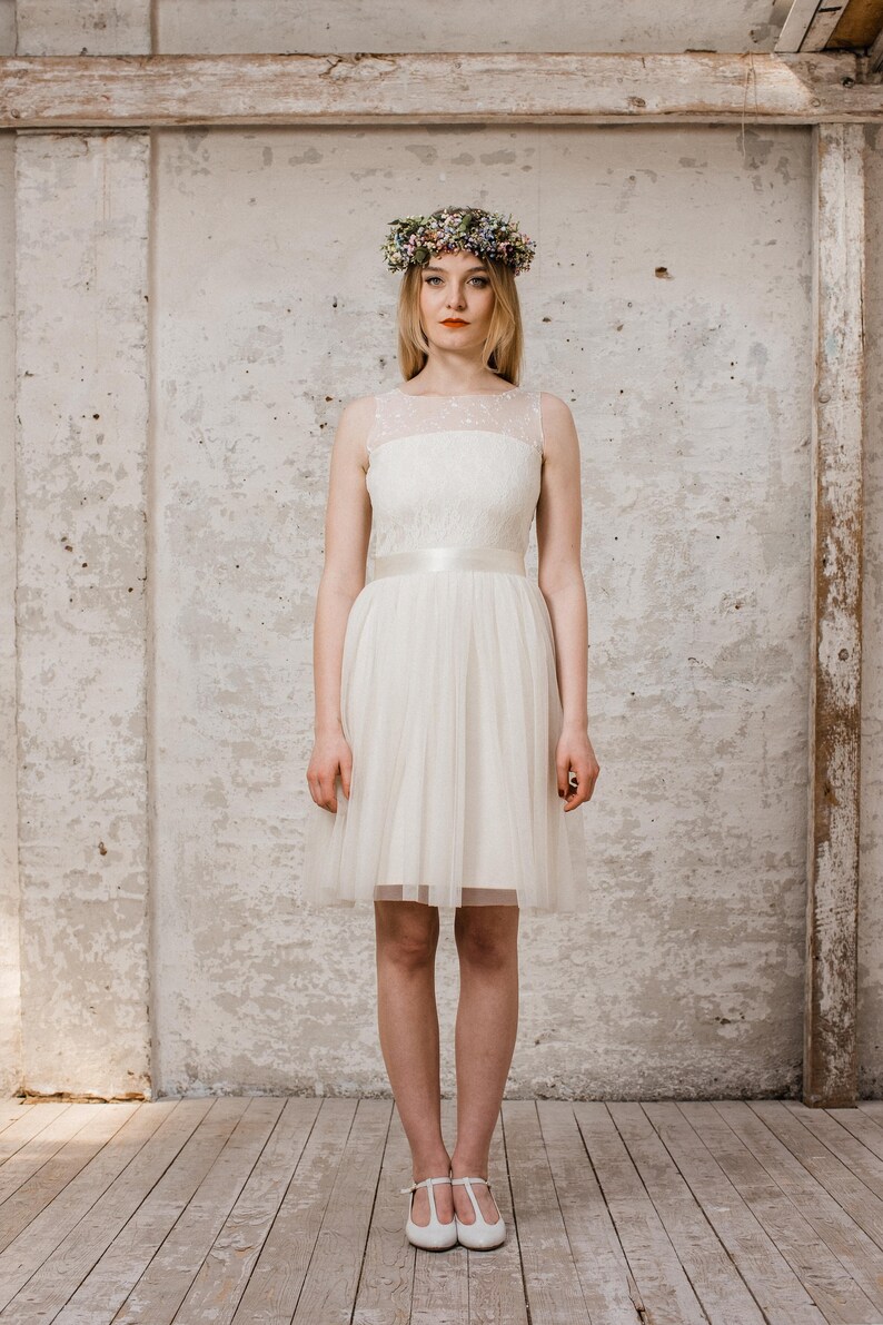 Wedding dress Bell short made of lace and tulle image 4