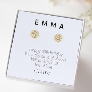 30. Geburtstag Ohrstecker Gold - individuelles Namensgeschenk für sie - hypoallergener Geburtstagsschmuck mit personalisierter Nachrichtenkarte
