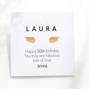 Personalisierte 50. Geburtstagsgeschenk Ohrringe für Sie | 24k Blattgold | Benutzerdefinierte Namenskarte | Hypoallergen Schmuck - Elegante Damen Ohrstecker