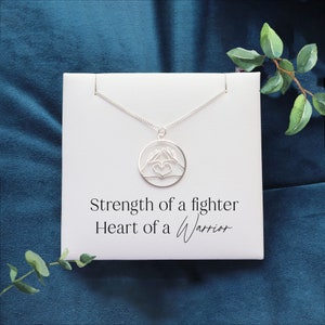 Colar de força, Coração de uma guerreira, joias de mulher resistente - presente de coragem e motivação para ela, seja forte, suporte, positividade, cartão consciente