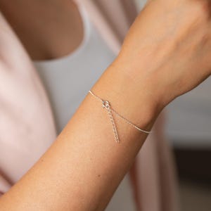 Puede incluir: Una delicada pulsera de cadena plateada con un dise&ntilde;o de eslabones met&aacute;licos finos y pulidos. La pulsera incluye un peque&ntilde;o cierre de resorte circular y una cadena extensora con eslabones circulares abiertos para ajustar el tama&ntilde;o.