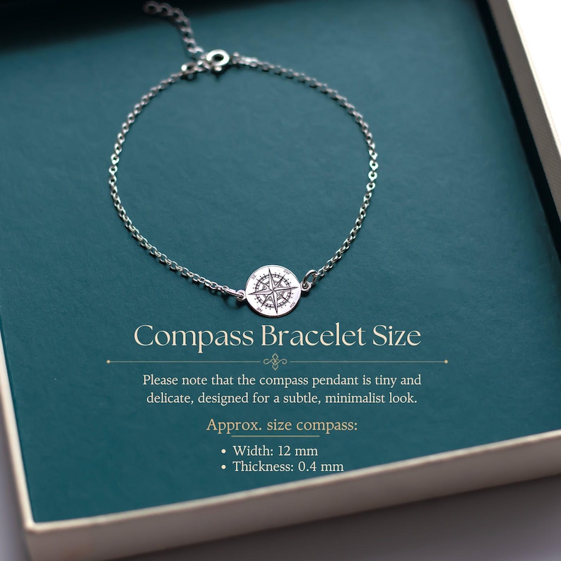 Puede incluir: Una pulsera de cadena plateada con un colgante de br&uacute;jula circular. El texto dice: Compass Bracelet Size. Please note that the compass pendant is tiny and delicate, designed for a subtle, minimalist look. Approx. size compass: Width: 12 mm, Thickness: 0.4 mm.