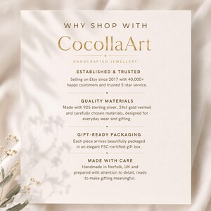 Puede incluir: Una tarjeta informativa cuadrada con fondo crema y texto marr&oacute;n oscuro titulada Why Shop With CocollaArt Handcrafted Jewellery. Enumera detalles sobre el negocio, incluyendo su estatus, materiales de calidad, empaque y producci&oacute;n.