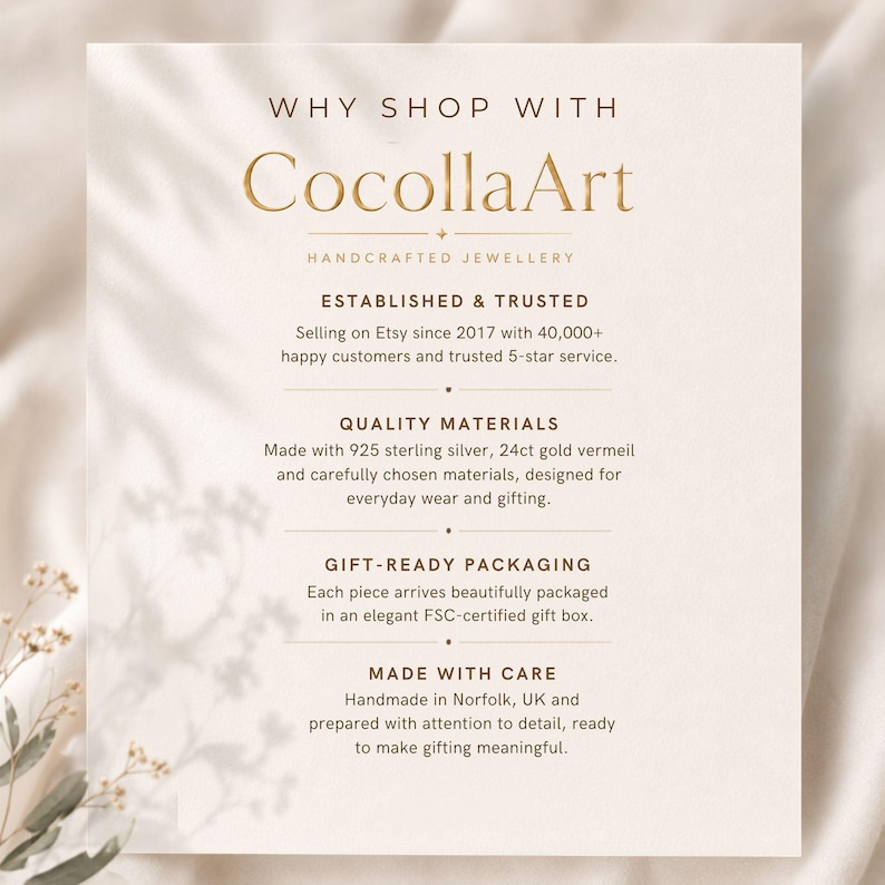 Puede incluir: Una tarjeta informativa cuadrada con fondo crema y texto marr&oacute;n oscuro titulada Why Shop With CocollaArt Handcrafted Jewellery. Enumera detalles sobre el negocio, incluyendo su estatus, materiales de calidad, empaque y producci&oacute;n.