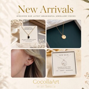 Puede incluir: Una colecci&oacute;n de joyas que incluye collares y pendientes de oro y plata. Un collar tiene un colgante de piedra negra, otro un disco de diente de le&oacute;n y un tercero un dise&ntilde;o de manos entrelazadas. Las tarjetas incluyen textos como Congratulations Graduate y New Mum.