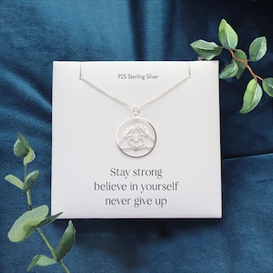 Collar de plata para la fuerza: joyería inspiradora y empoderadora, regalo para mantenerse fuerte, guerrera y motivacional, gesto con la mano
