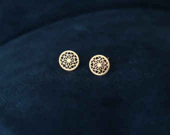 Mandala oorbellen, gouden Stud Oorbellen, kleine oorbellen Stud, 24k verguld, minimalistische oorbellen, sierlijke oorbellen cadeau, zomer sieraden