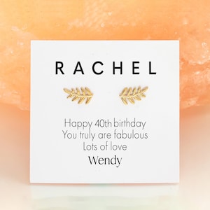 Personalisierte 40.Geburtstagsgeschenk für Sie – 24k Blattgold Ohrringe mit individueller Namenskarte – hypoallergene - elegante Frauen-Ohrstecker