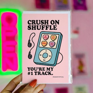 Crush on Shuffle Love Card: Nostalgia dos anos 2000, presente perfeito para o Dia dos Namorados e aniversários.