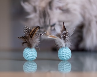 Juguete de bola de hierba gatera con plumas, sonajero, valeriana y algodón