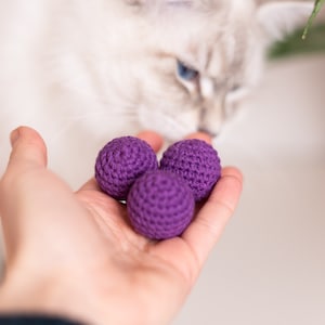 Bola de hierba gatera morada, lindo juguete para gatos, juguete con hierba gatera, juguetes para gatos, el mejor juguete para gatos, juguete de valeriana, regalo para gatos, bola de valeriana, juguete para gatitos