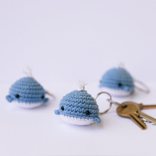 Blauwal Schlüsselanhänger, gehäkelter Amigurumi Wal mit Schlüsselring. Süßer kawaii Schlüsselanhänger, in der Maschine waschbar. Weihnachtsgeschenk Meeresbewohner