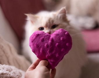 Juguete para gatos con forma de corazón, con hierba gatera y valeriana, de tela minky rosa.