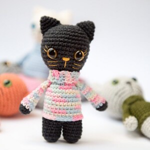 Peluche chat noir, chaton en peluche. Cadeau pour amoureux des chats. amigurumi catl, cadeau pour femme chat, chat à pousser, jouets mignons pour chat, poupée chat noir, chat noir
