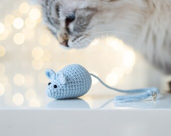Juguete de ratón de ganchillo con hierba gatera: valeriana orgánica, campana y cola larga