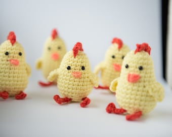 Katzenspielzeug Huhn mit Katzenminze, gefüllt mit Baldrian. Kleines gelbes Küken ist nicht nur für Ostern ein schöner Blickfang. Katzen lieben diese süßen Häkelfiguren!