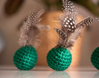 Juguete sonajero con forma de bola de hierba gatera y plumas, relleno de valeriana