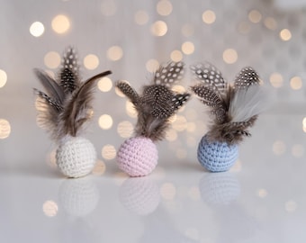 Piórkowa kulka z kocimiętką: organiczna zabawka dla kota z walerianą