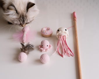 Caja de regalo con juguetes de hierba gatera, juguetes de ganchillo para gatos, valeriana, varita y bola de plumas.