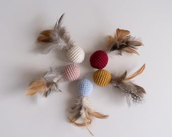 Bola de plumas de hierba gatera con sonajero fabricada en Europa