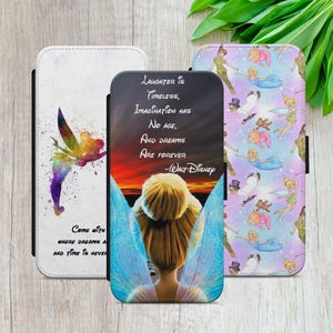 Puede incluir: Tres fundas para teléfono con imágenes de Campanilla y personajes relacionados. Una funda tiene una imagen de acuarela de Campanilla, otra una cita de Walt Disney y la tercera un patrón con Peter Pan y otros personajes.