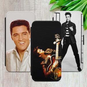 Puede incluir: Tres fundas para teléfono con imágenes de Elvis Presley. Una funda muestra a un Elvis sonriente con una camisa de color claro. Otra funda muestra a Elvis tocando la guitarra. La tercera funda muestra a Elvis en una foto en blanco y negro.