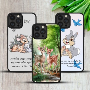 Könnte beinhalten: Drei schwarze Handyhüllen mit verschiedenen Designs. Eine zeigt ein Reh mit dem Text "Nichts währt ewig, aber etwas Besonderes kann ein Leben lang halten." Eine andere zeigt zwei Rehe in einem Wald. Die dritte Hülle hat ein Kaninchen mit Text.