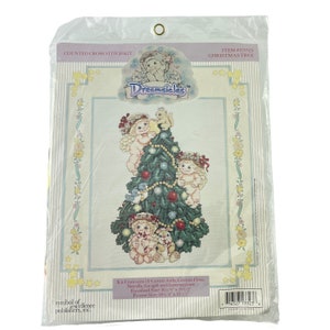 Puede incluir: Un kit de punto de cruz contado con un diseño de árbol de Navidad y figuras de querubines. El kit incluye Aida de 14 hilos, hilo de algodón, aguja, gráfico e instrucciones. El tamaño final es de 41,3 x 26,7 cm, y el tamaño del marco es de 46,4 x 31,8 cm.