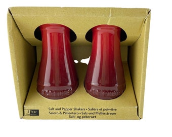LE CREUSET Salt & Pepper Shakers Set Cerise Volcanic Flame Stoneware 3 in. Tall