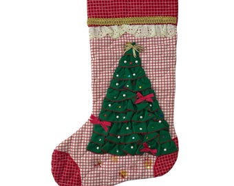 Calcetín navideño de 20,5" rojo y blanco con aplique de árbol acolchado, lazos de lentejuelas y perlas.