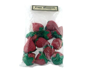 A.A.F. Gold Label kerstversieringen set van 12 stoffen aardbeien polkadot