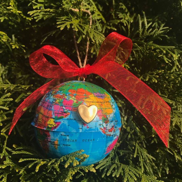 Globe-ornament met touw