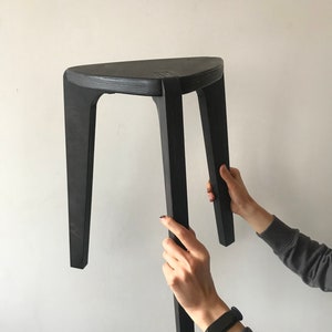 Kunstkruk van hout in zwart, moderne kruk, zwarte stoel