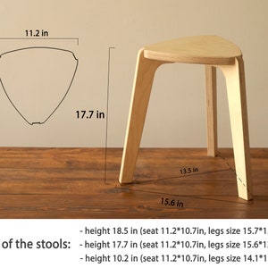 K&ouml;nnte beinhalten: Drei dreieckige Holzhocker in verschiedenen Gr&ouml;&szlig;en. Die Hocker sind aus hellem Holz gefertigt und haben ein schlichtes Design. Der Text "Sizes of the stools" steht unter dem Bild. Die Hocker sind 18,5 Zoll, 17,7 Zoll und 10,2 Zoll hoch.