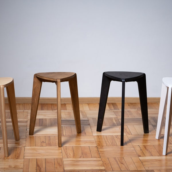 Tabouret, tabourets de salle de bain à trois pieds en blanc, marron, tabourets en bois pour adultes et enfants, meubles en contreplaqué, bon pour airbnb, escabeau, support