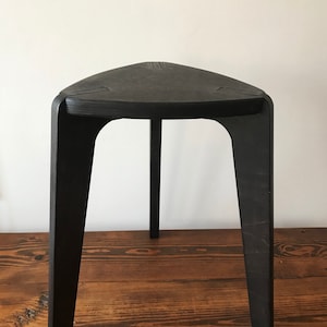 Taburete negro, taburete de madera con tres patas, silla, muebles de madera contrachapada imagen 6